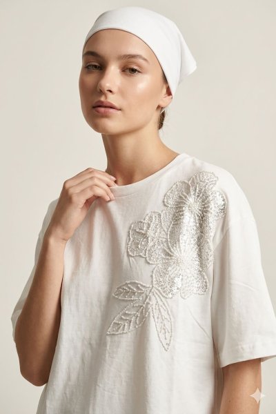 Çiçek Aplikeli Basic T-Shirt