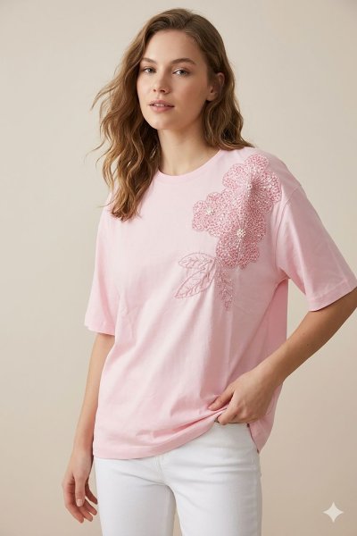 Çiçek Aplikeli Basic T-Shirt