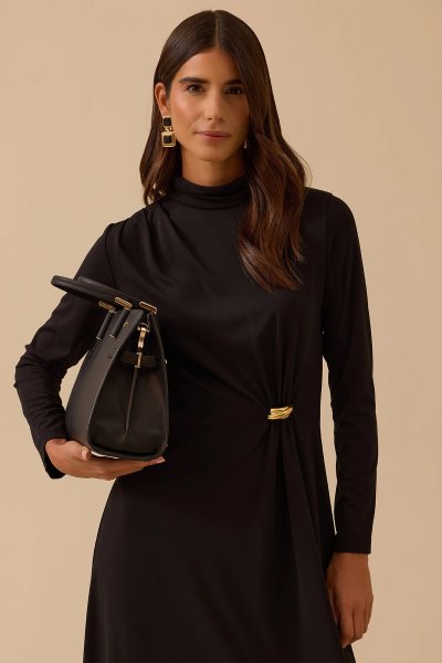 metal aksesuarlı drapeli elbise