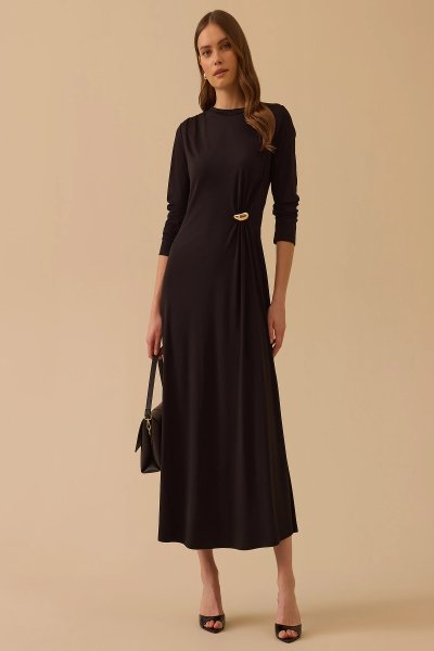 METAL AKSESUARLI UZUN KOLLU ELBİSE